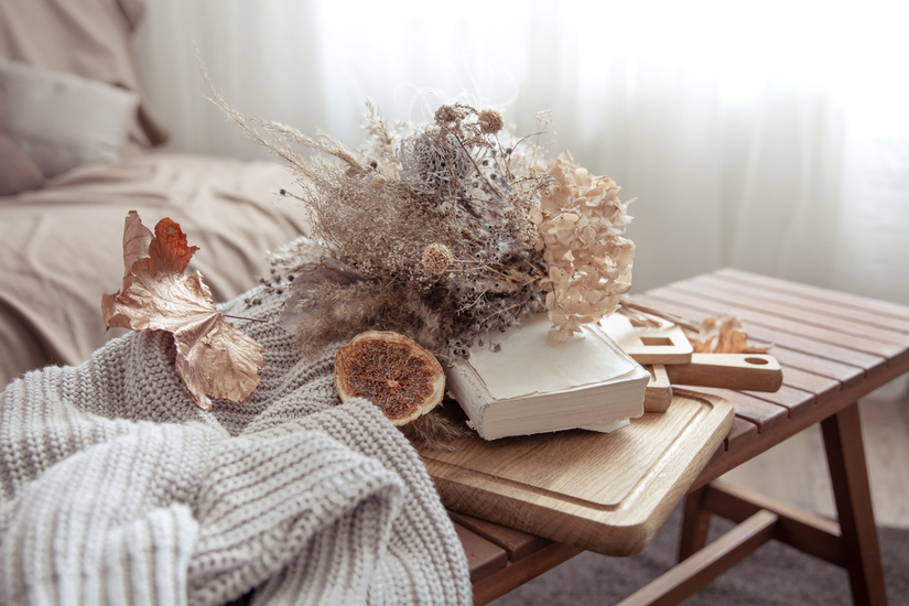 fall-vibe-with-fall-decor-details-knitted-sweater-room